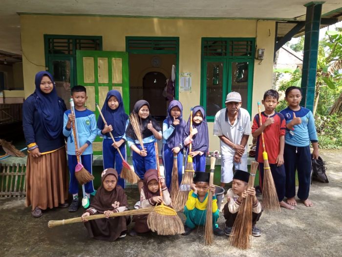 Menjelang bulan Ramadhan, Siswa Siswi SD IT Amalia Podourip membersihkan tempat ibadah 01