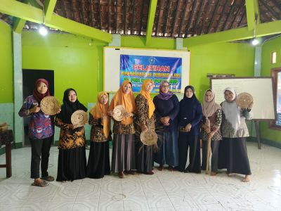Tingkatkan Kreativitas Warga, PKK Desa Podourip Adakan Pelatihan Pembuatan Piring Lidi