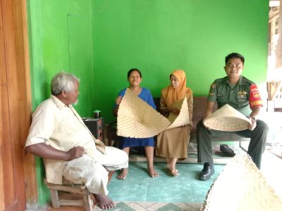 Kunjungan Babinsa ke Pengrajin Anyaman Caping dan Besek Desa Podourip